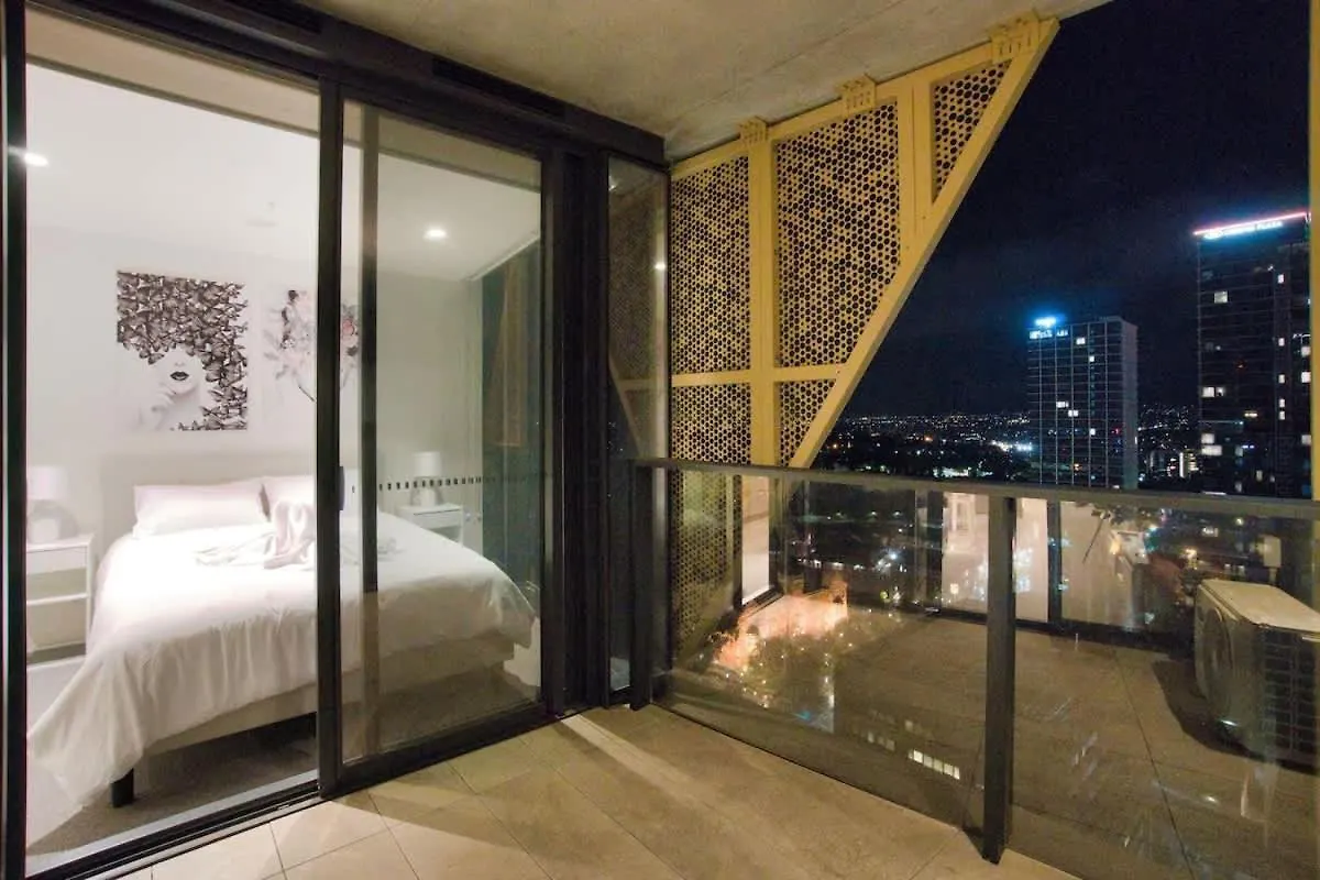 Queen Bed Luxury Parisian Paradise With Amazing City Views & Gym Adelaide